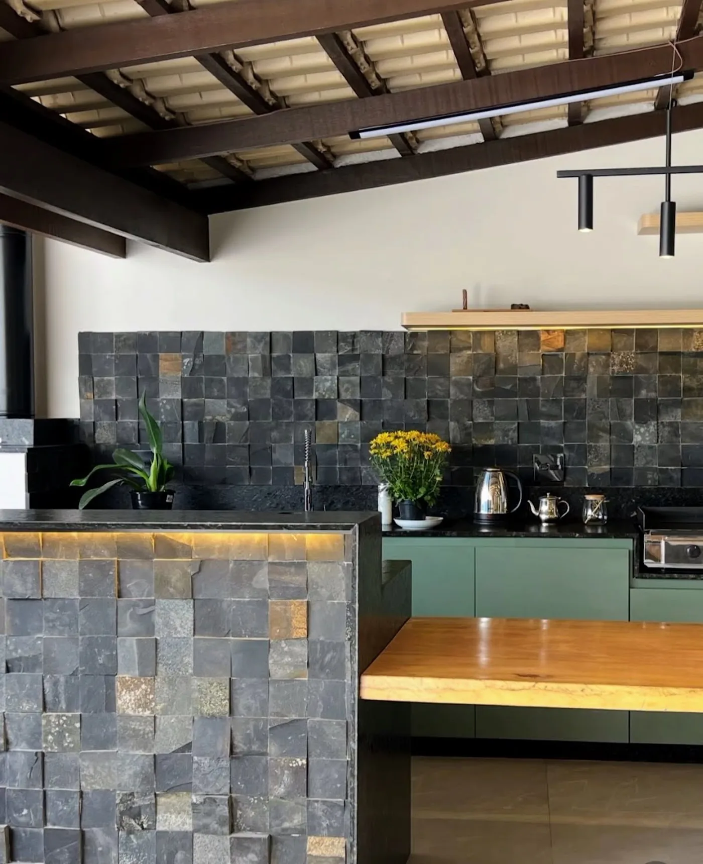 Ambiente gourmet com revestimento natural em Pedra Ferro