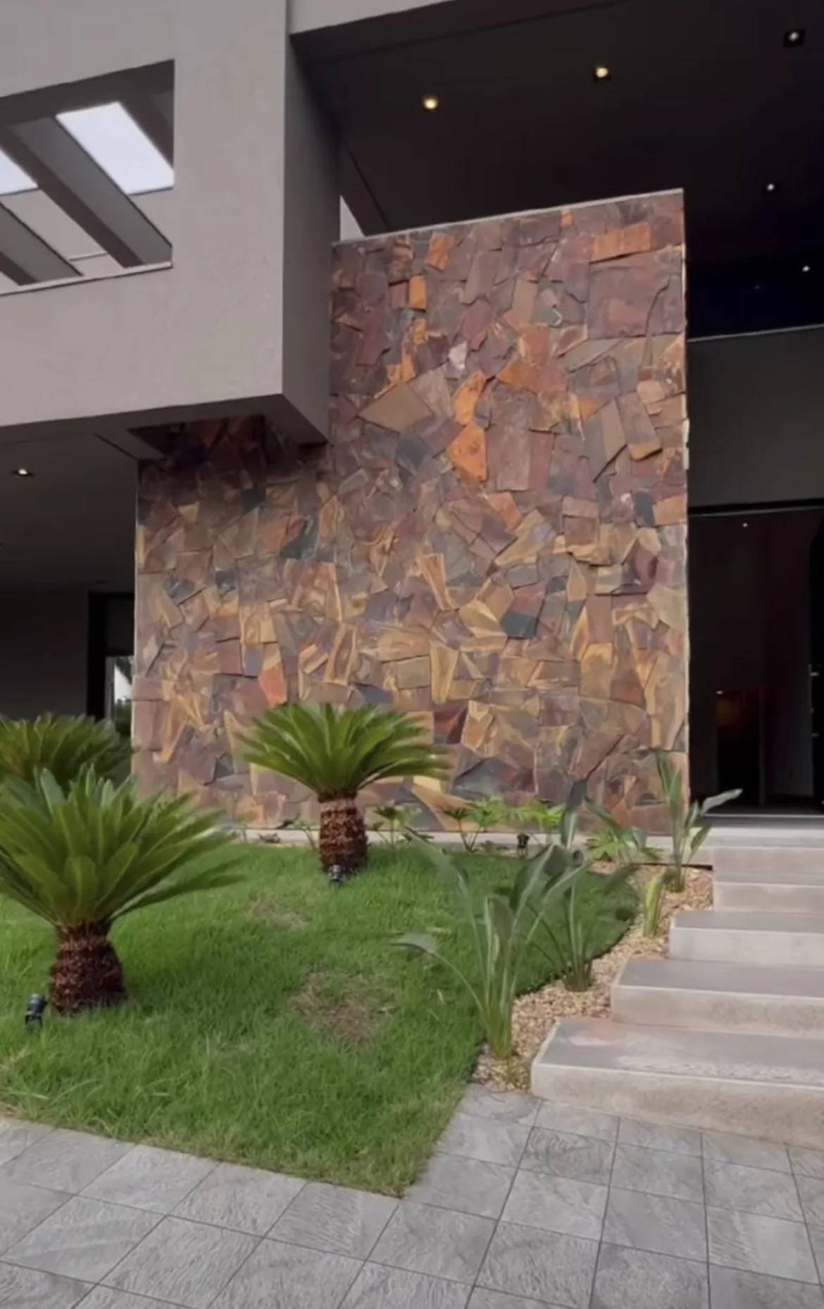 Fachada com cacos de Pedra Ferro natural junto ao jardim