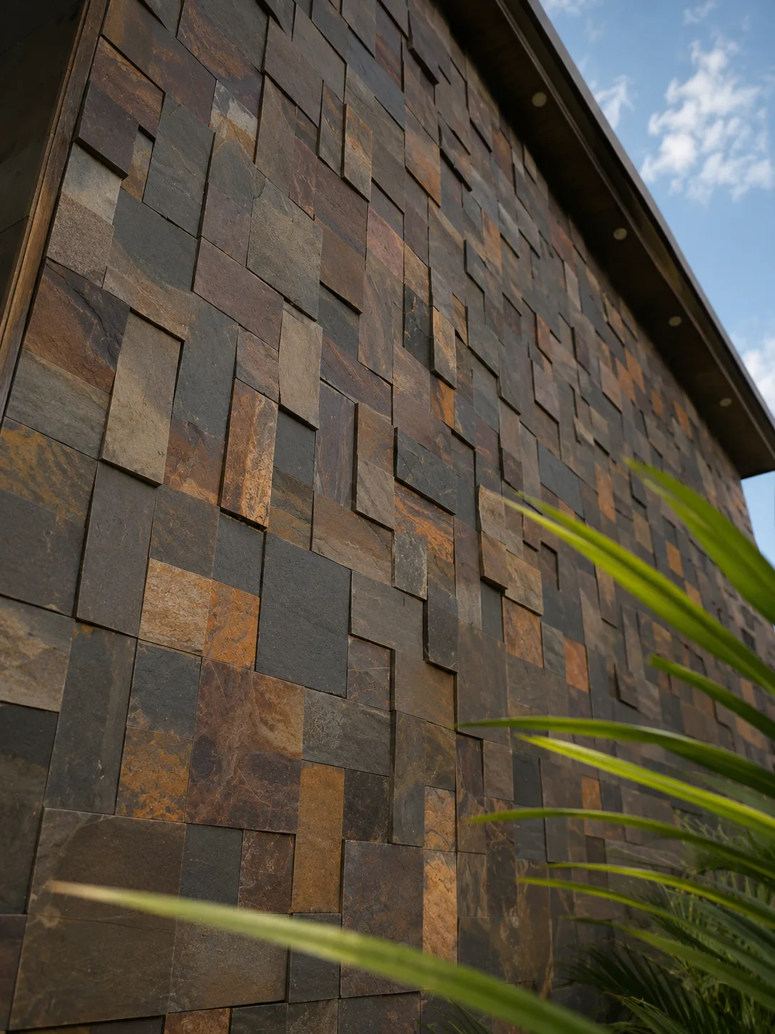 Fachada contemporânea com painel vertical revestido em Pedra Ferro