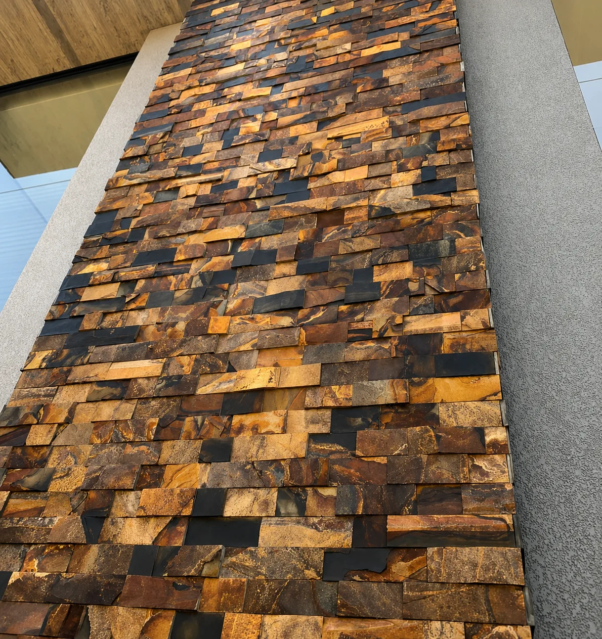 Revestimento vertical em Pedra Ferro 10x20 compondo fachada