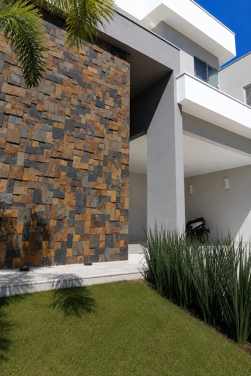 Revestimento tridimensional de Pedra Ferro em fachada externa moderna