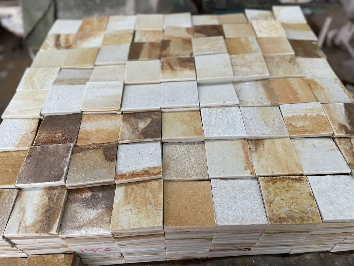 Peças de Pedra São Tomé Amarela 10x10 com variações naturais de tonalidade