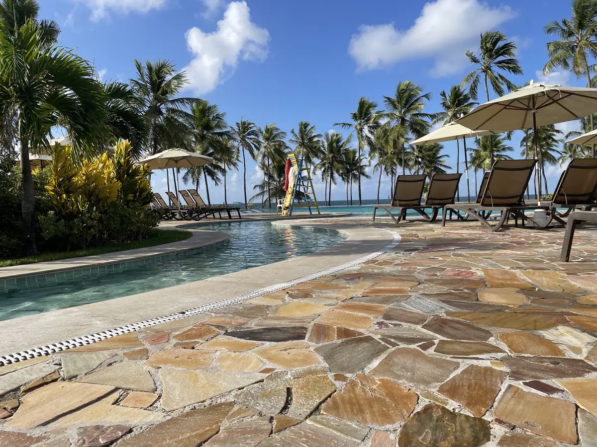 Área de piscina revestida com lajinha de Pedra São Tomé