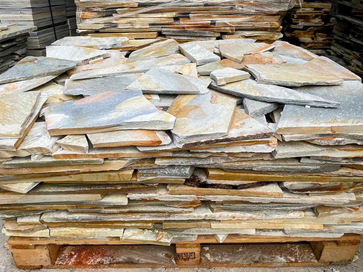 Lajinha irregular de Pedra São Tomé Amarela em pallet