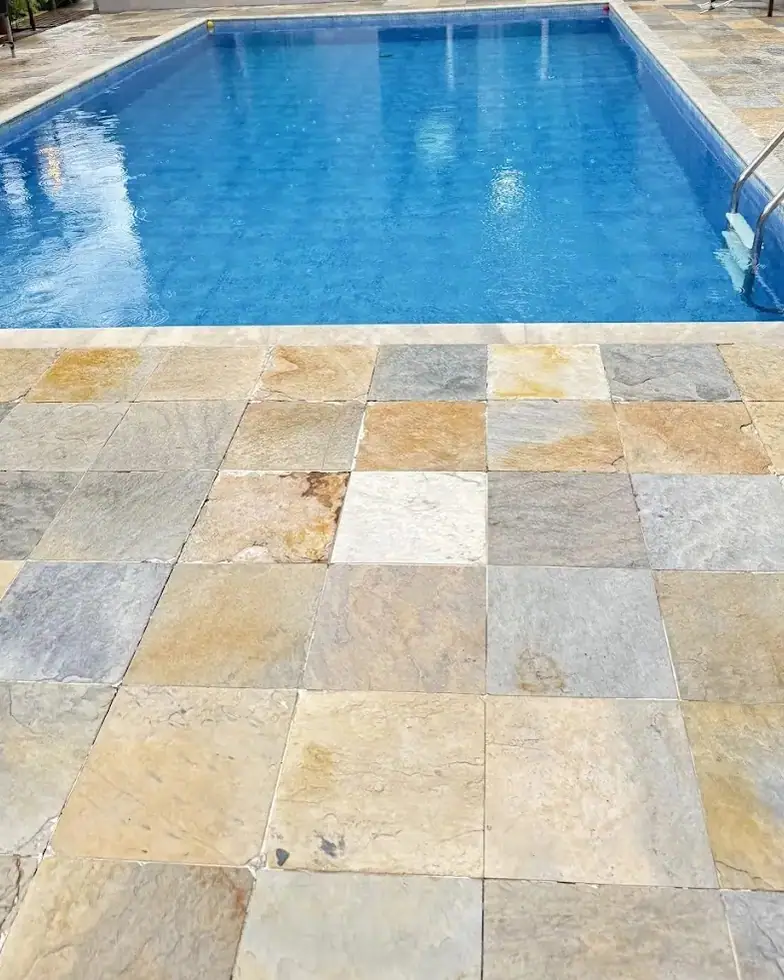 Piscina com piso quadrado de Pedra São Tomé Amarela