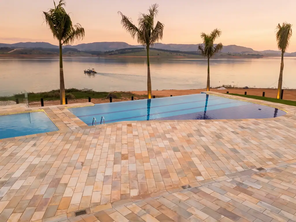 Deck de piscina em Pedra São Tomé Amarela com vista para lago