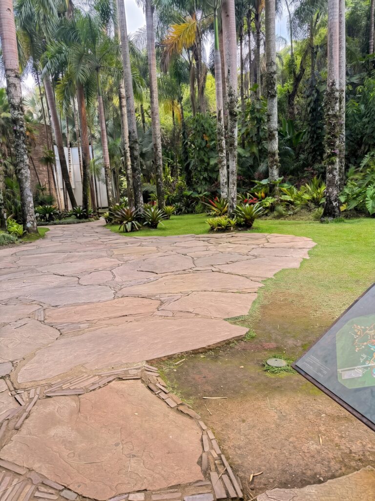 Lajão irregular de Pedra Ouro Preto integrado ao paisagismo