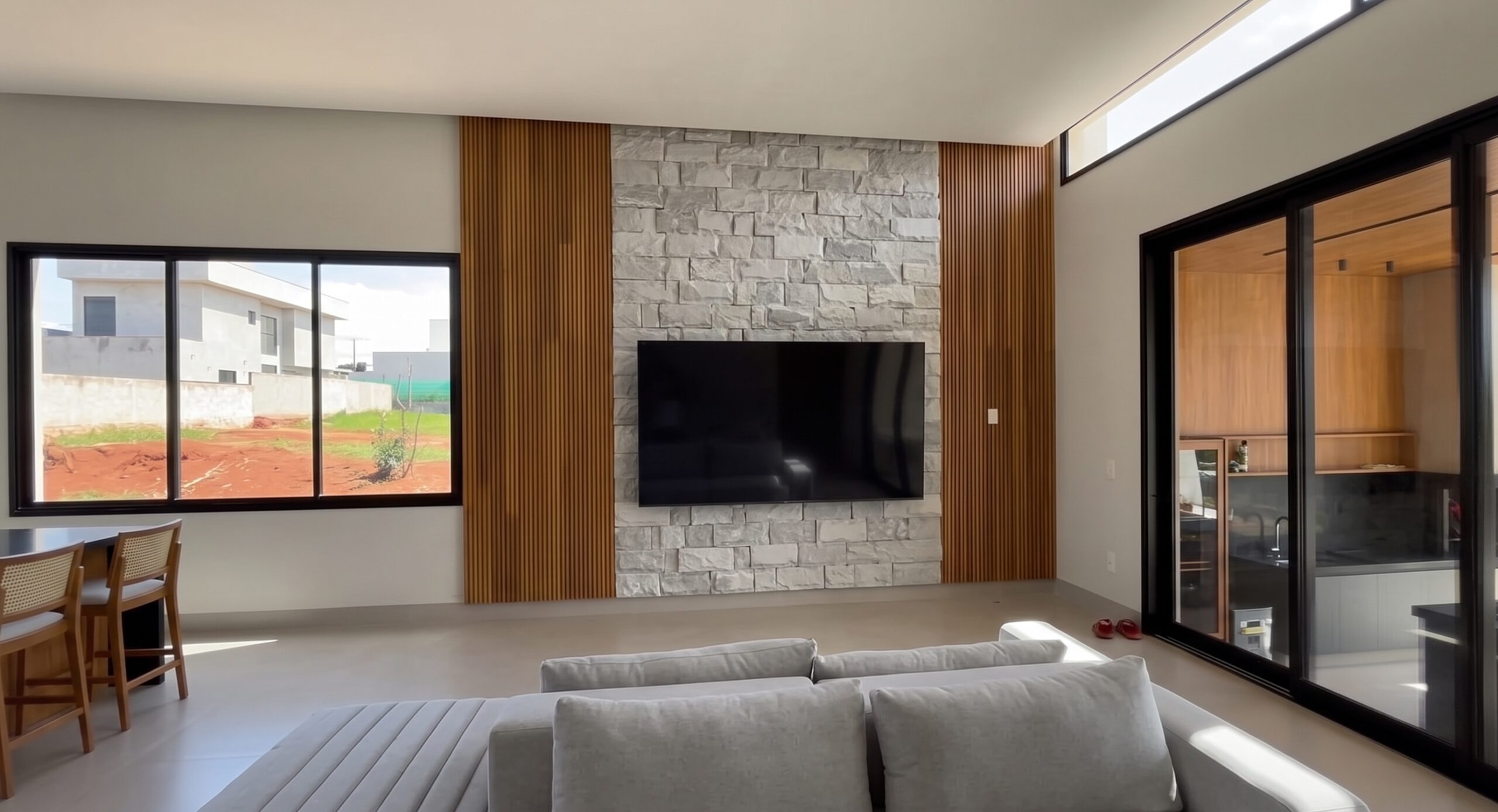 Painel interno contemporâneo com Pedra Ouro Preto em tons claros
