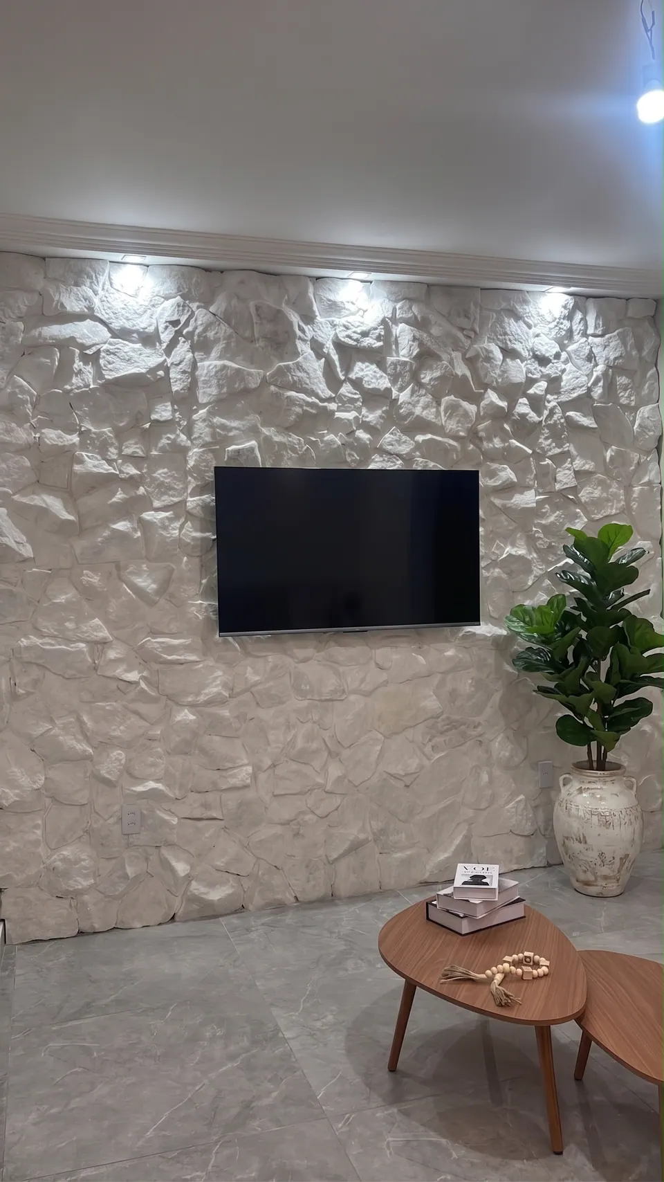 Moledo Branca Premium em parede de TV de sala contemporânea