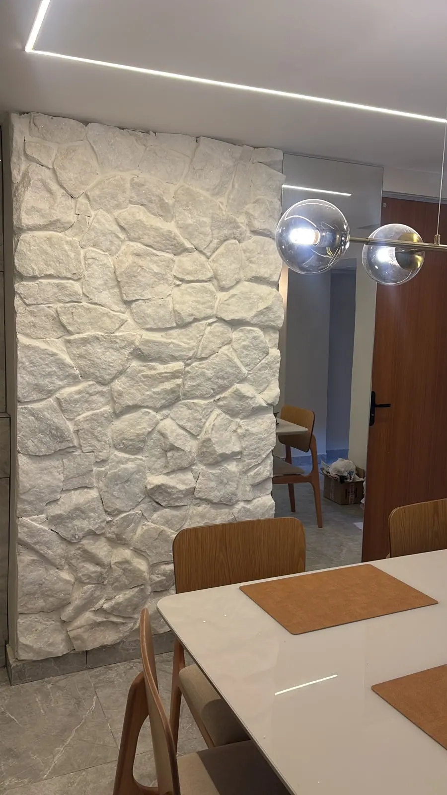 Parede de Moledo Branca Premium em sala de jantar