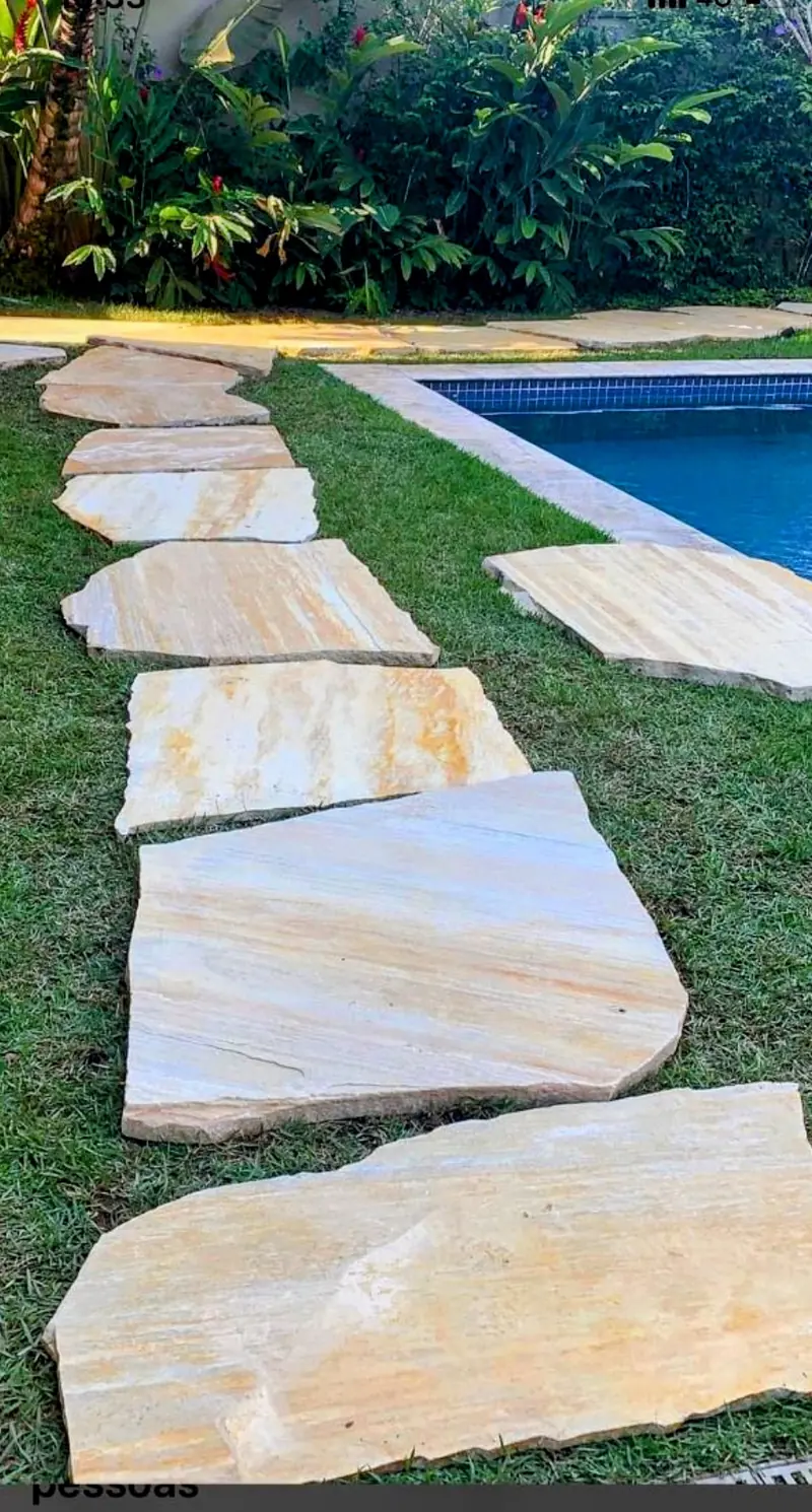 Caminho em borda de piscina com Lajão Amarelo ou Mesclado