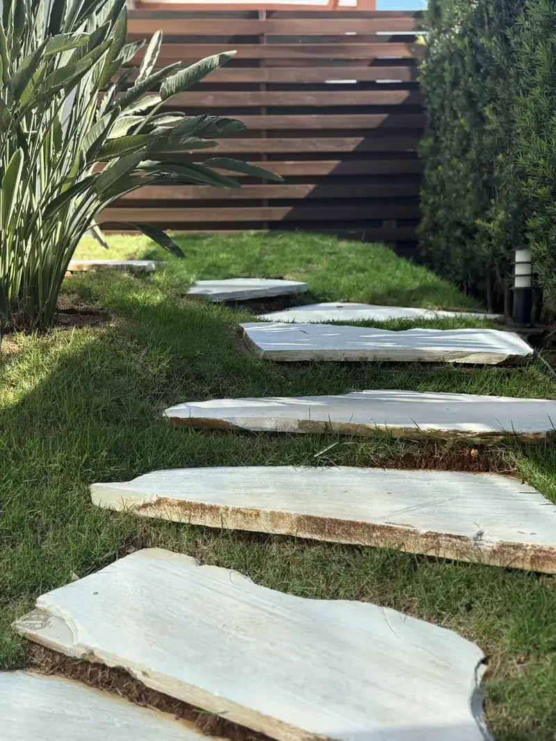 Lajão São Tomé Branco em degrau de jardim