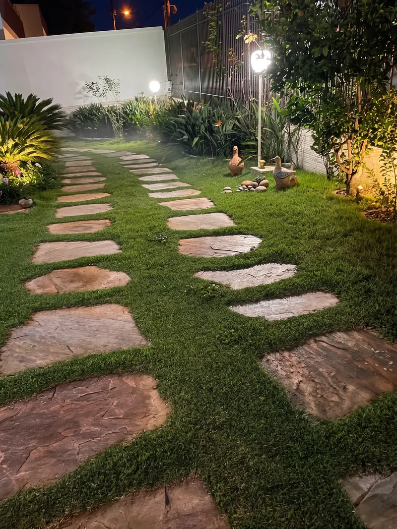 Aplicação de Lajão Ouro Preto em caminho no jardim