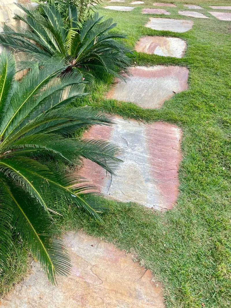 Aplicação de Lajão Ouro Preto em jardim