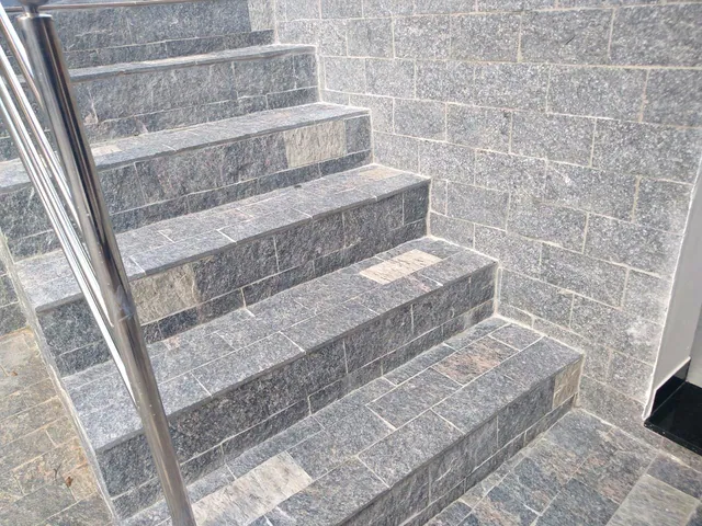 escada em pedra miracema cinza para área externa