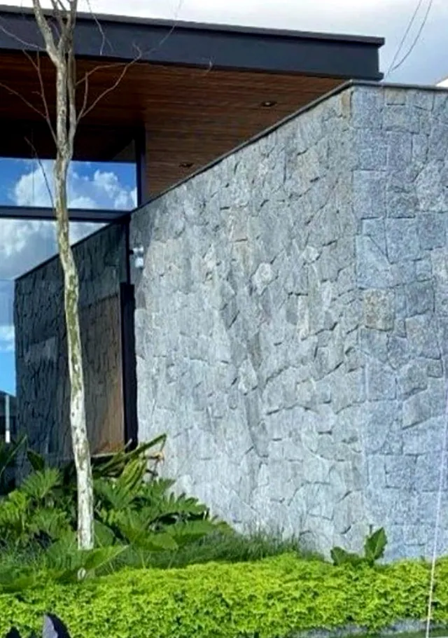 revestimento de fachada com pedra miracema irregular cinza