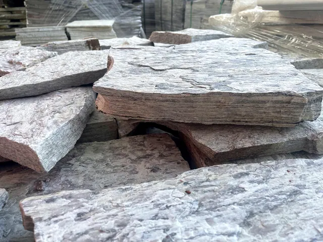 Prevestimento em pedra miracema branca rajada em blocos irregulares para parede interna e externa