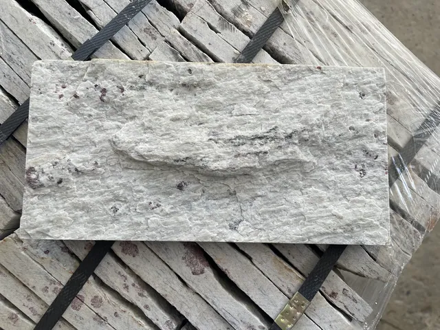 Pedra Miracema branca Bossa Nova 11,5x23 com textura natural e presença de minerais arroxeados