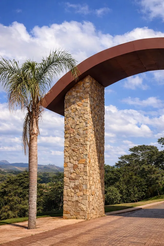 Revestimento em pedra miracema madeira irregular aplicado em parede externa de fachada com acabamento natural