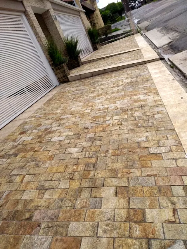 Calçada com piso em pedra Miracema madeira 11,5x23cm aplicada em área externa residencial