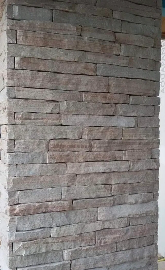 Pedra miracema rosa filetão aplicada em parede
