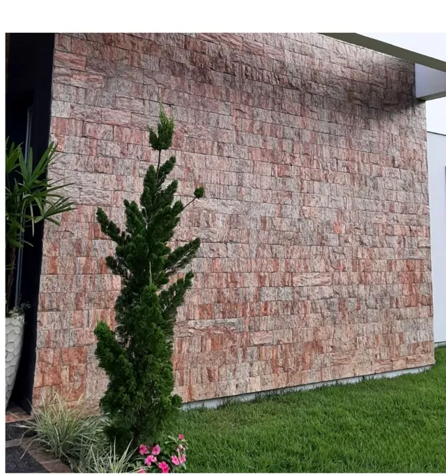 Revestimento de parede com pedra Miracema rosa 11,5x23 em fachada residencial