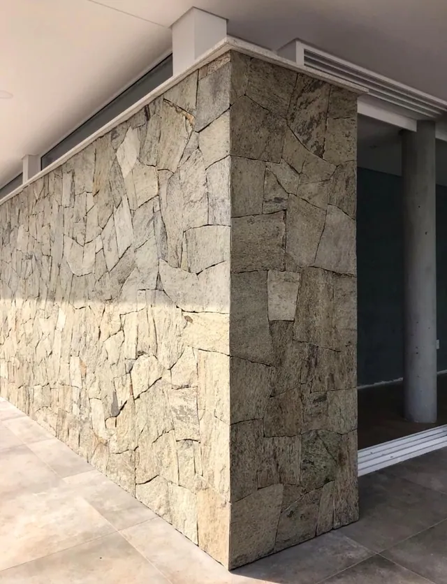 Revestimento com bloquinho de pedra Miracema verde aplicado em parede externa moderna