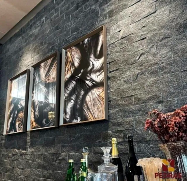 Parede com pedra Miracema Bossa Nero 11,5x23 em ambiente interno sofisticado