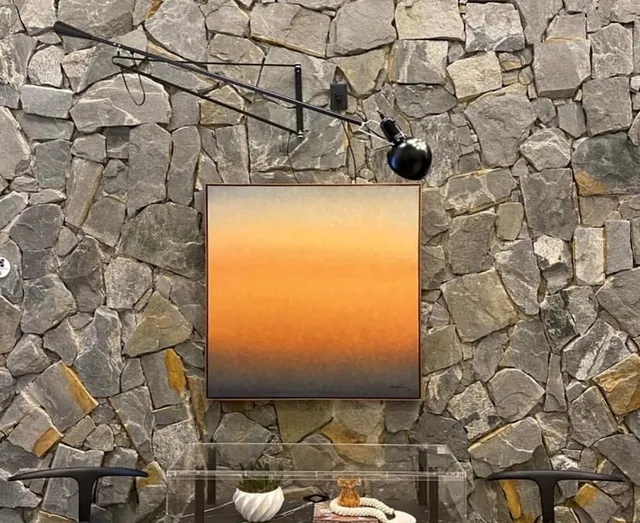Parede com pedra Miracema Bossa Nero bloquinho em ambiente interno moderno